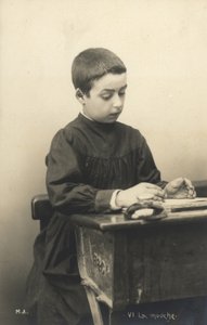 Niño en un escritorio de French Photographer